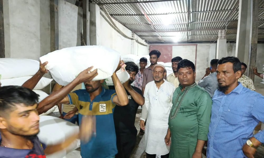 তালতলীতে সার সংকটের মধ্যে ২০০ কৃষকের মাঝে সার বিতরণ