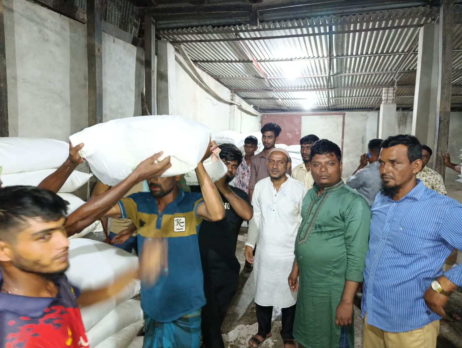 তালতলীতে সার সংকটের মধ্যে ২০০ কৃষকের মাঝে সার বিতরণ