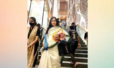 ক্ষোভে আড়ং থেকে কেনা কাপড় হাতে করেই নিয়ে গেলেন রুমিন ফারহানা