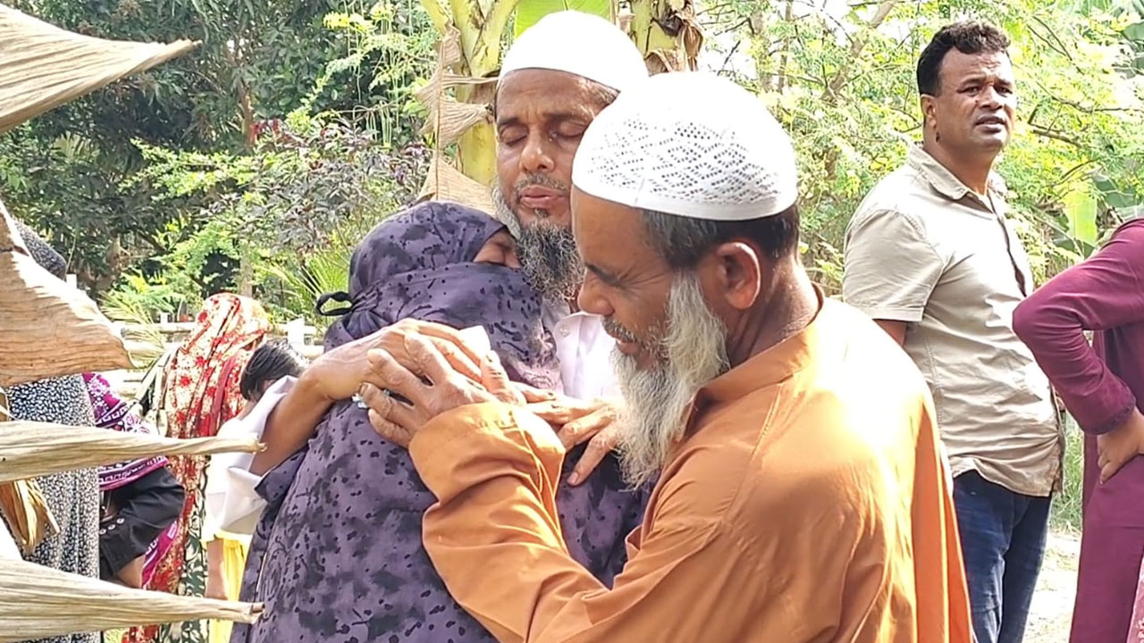 কবরের পাশে দাঁড়িয়ে স্বজনরা খুঁজে ফিরছেন প্রিয়জনের স্মৃতি