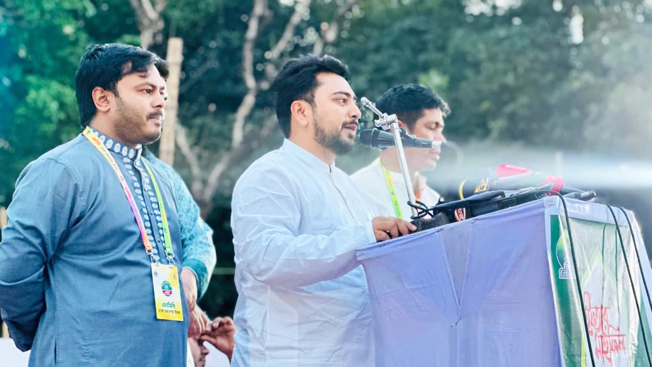 সরকার পুরোনো পথে হাঁটতে শুরু করেছে: নাহিদ ইসলাম